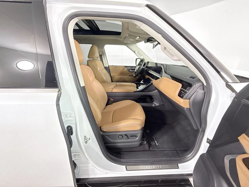 Used 2025 White INFINITI LUXE image 31