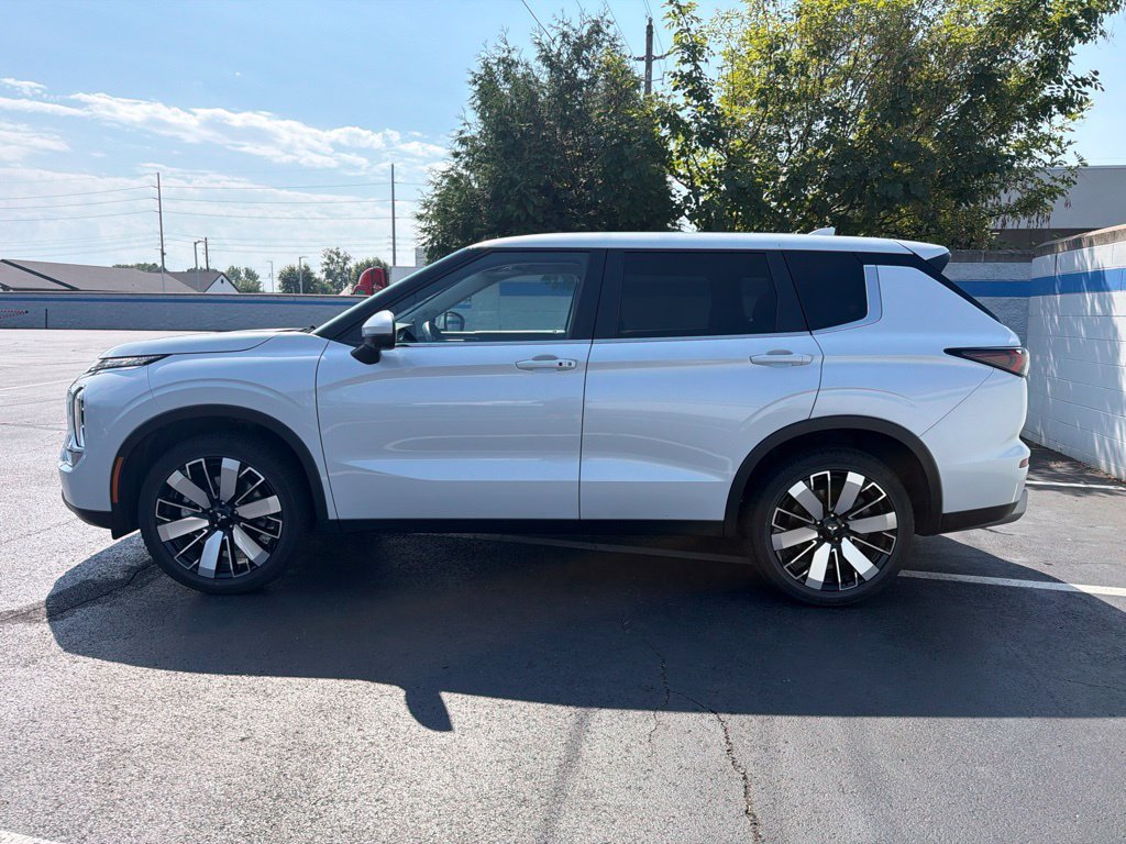 Used 2025  Mitsubishi SE image 2