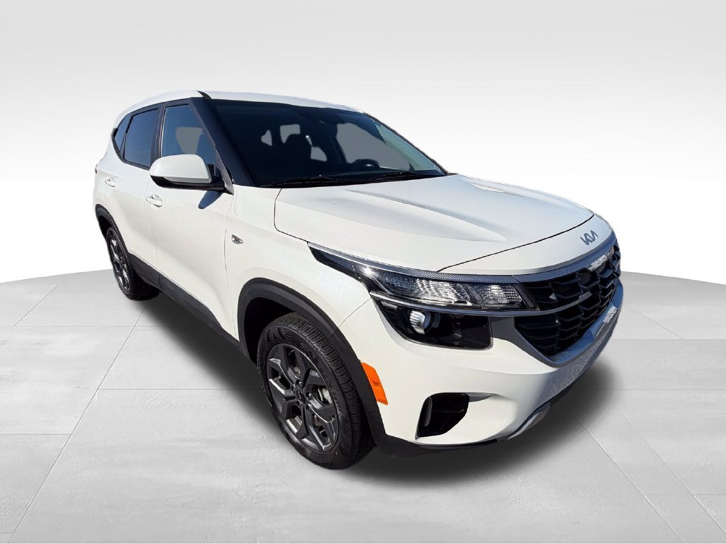 Used 2024 White Kia LX image 8