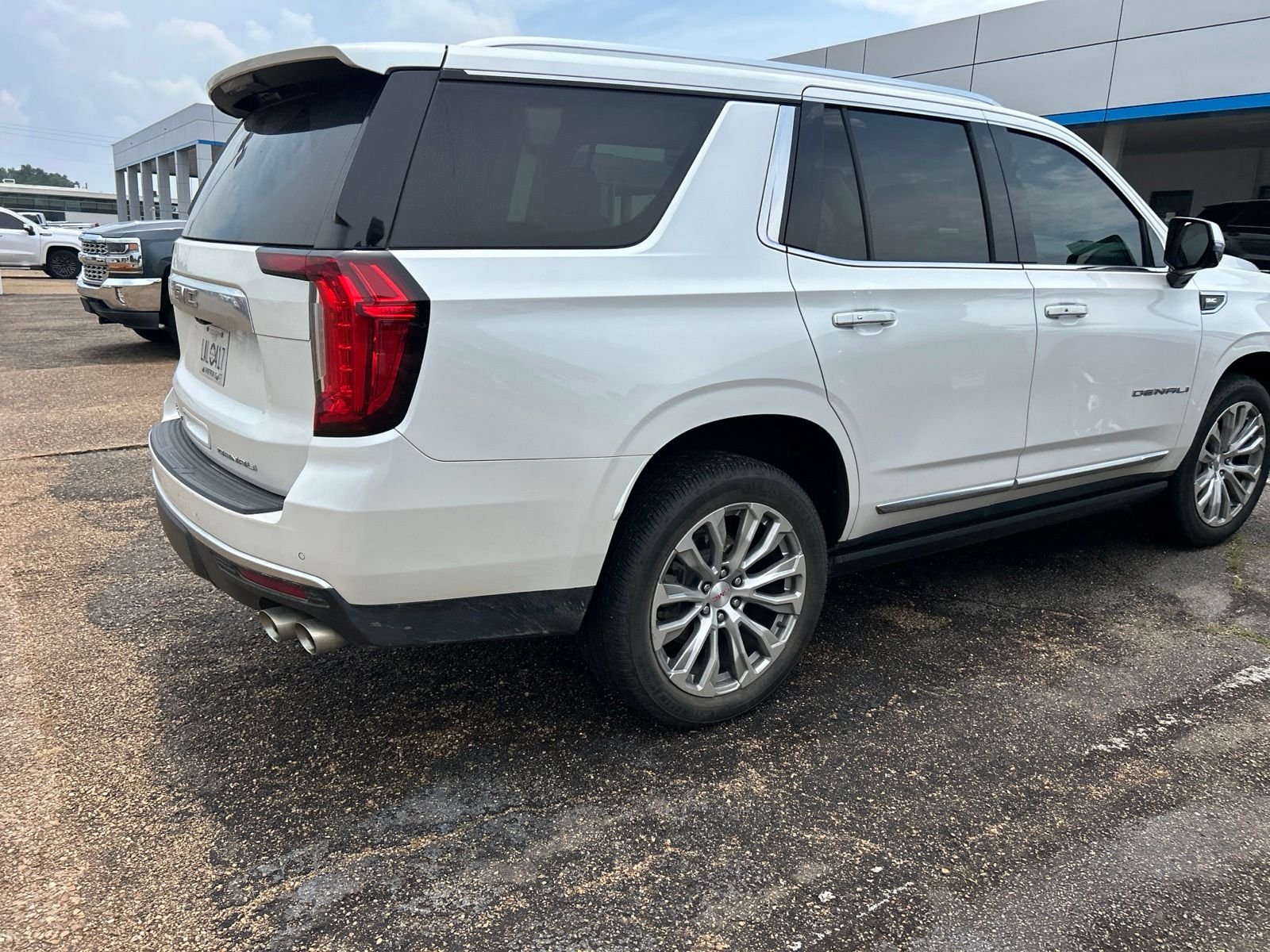 Used 2022 White GMC Denali image 16
