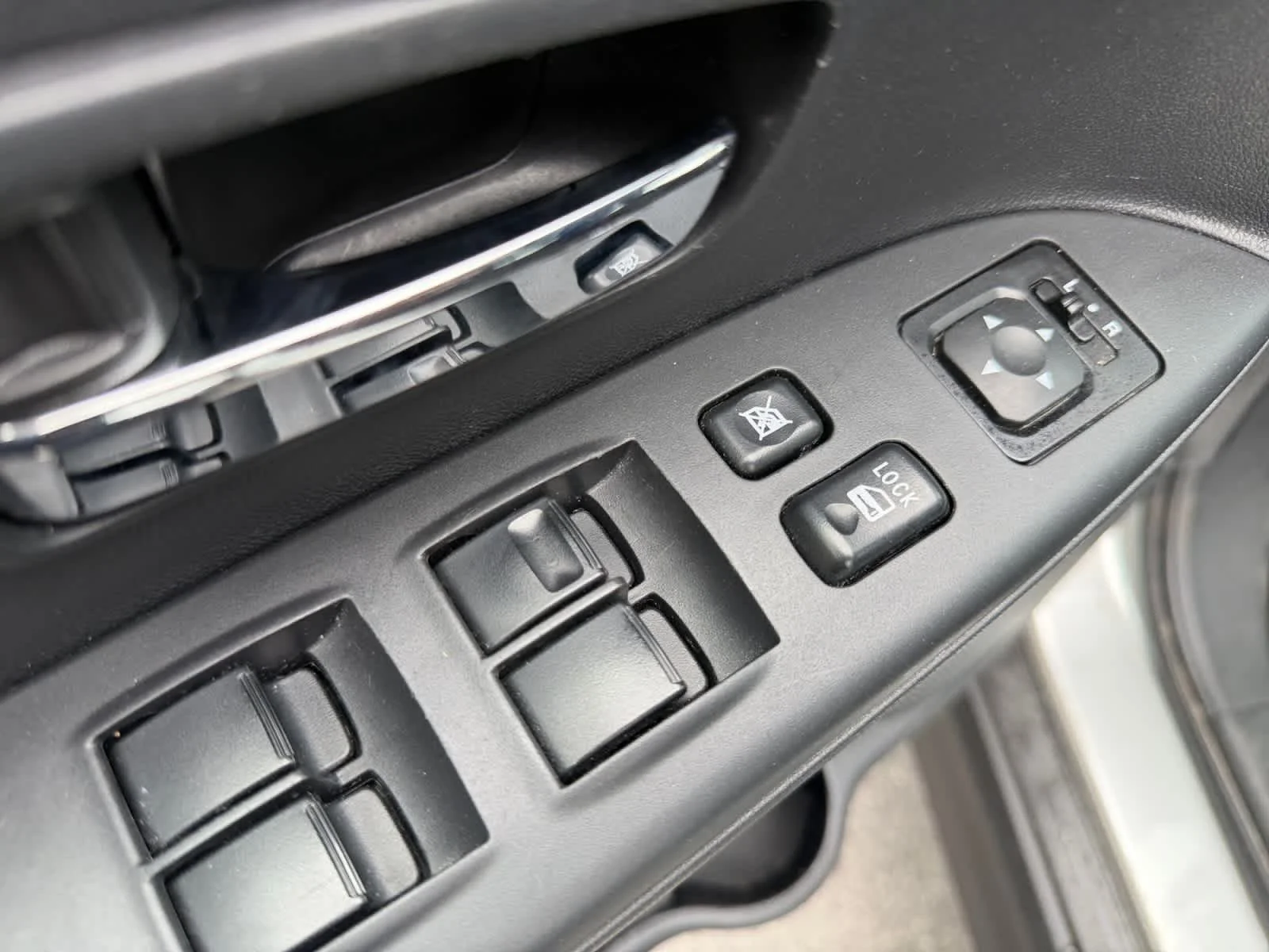 Used 2025 Alloy Silver Metallic Mitsubishi LE image 11