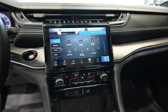 Used 2021  Jeep Overland image 16