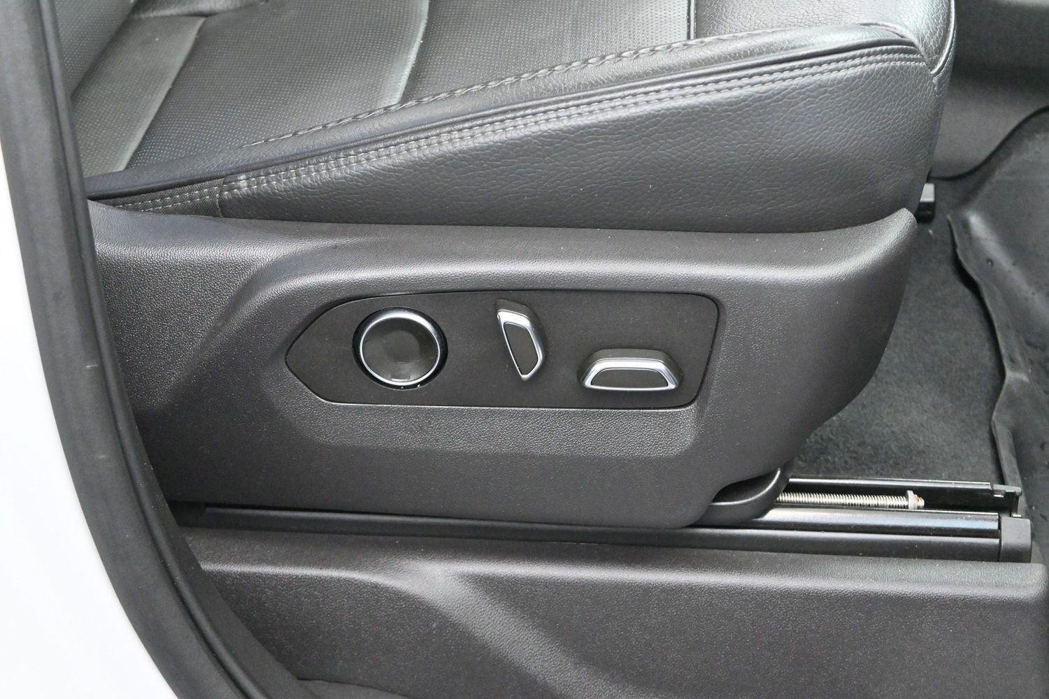Used 2024 White Frost Tricoat GMC Denali image 34