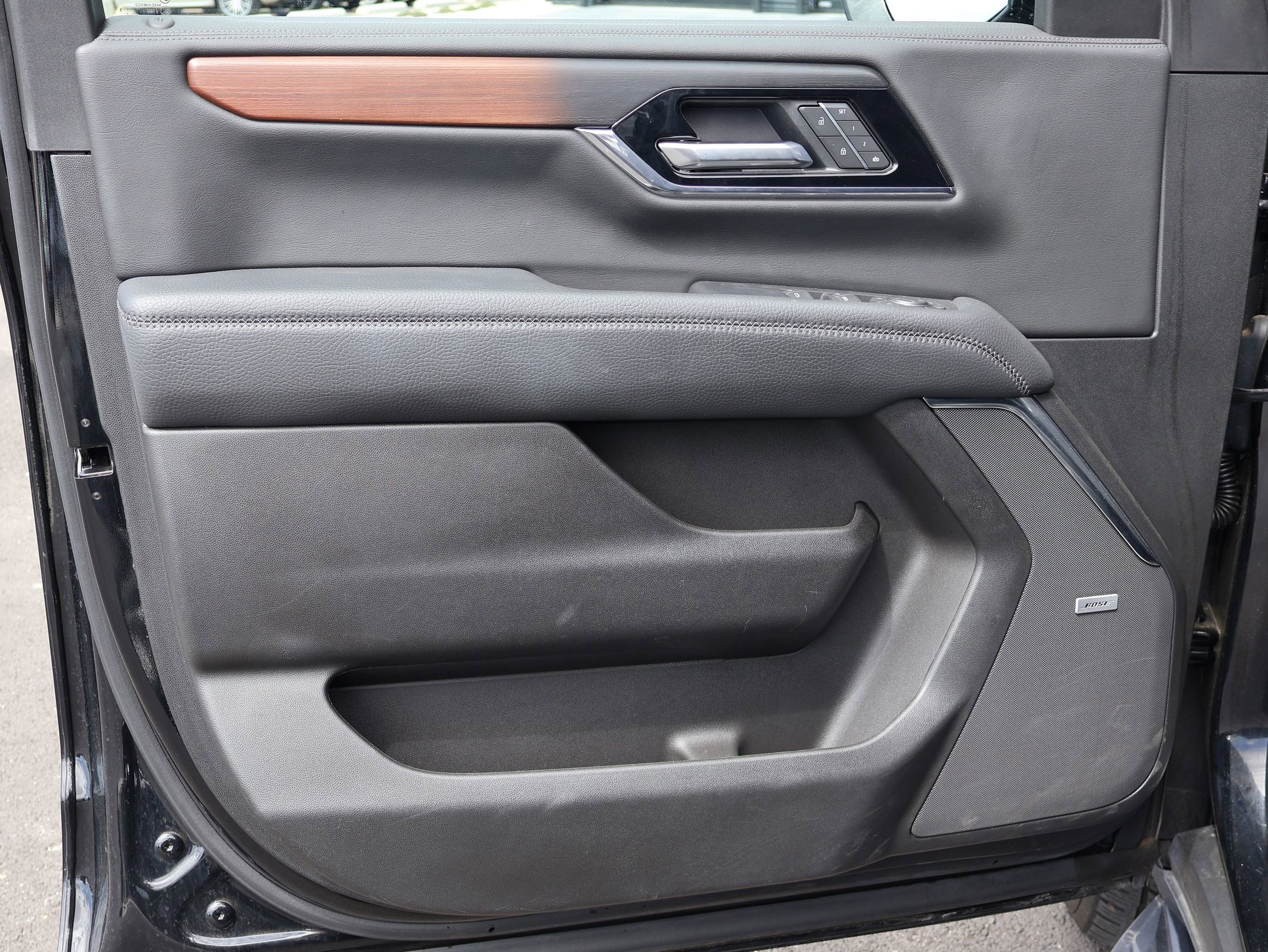 Used 2025 Onyx Black GMC Denali image 9