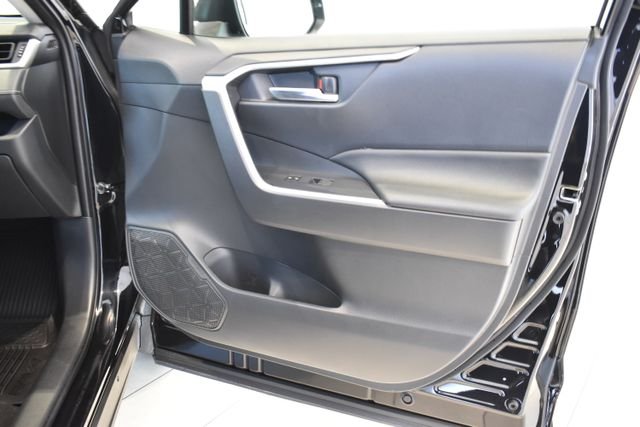2025 Toyota RAV4 XLE - Photo 12