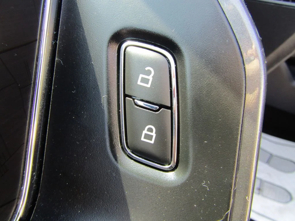 Used 2023 Agate Black Metallic Ford XLT image 19