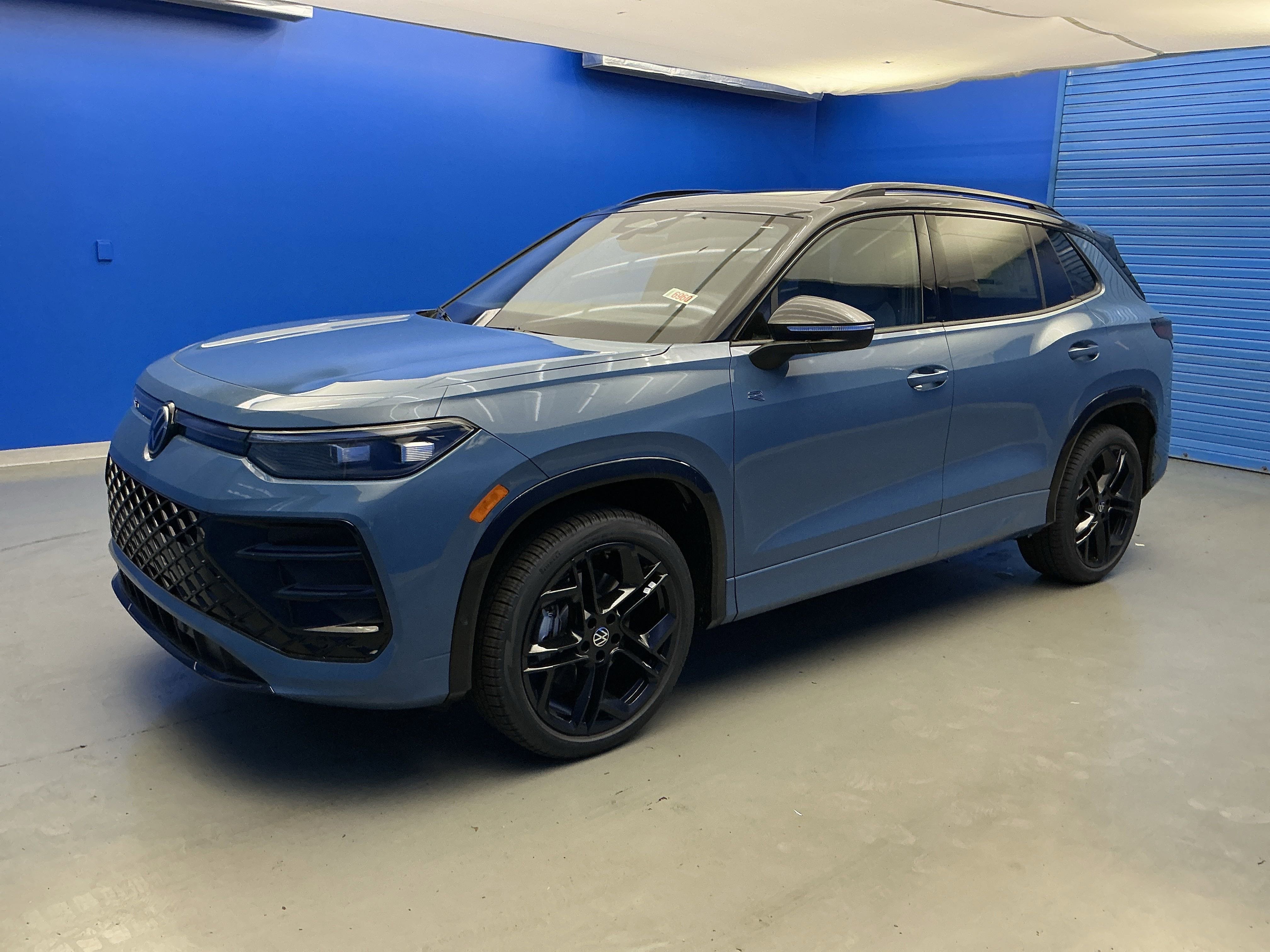 2025 Volkswagen Tiguan SE R-Line Black photo 4