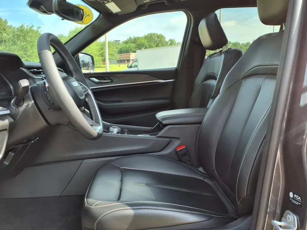 Used 2024 Gray Jeep Limited 4x4 image 12