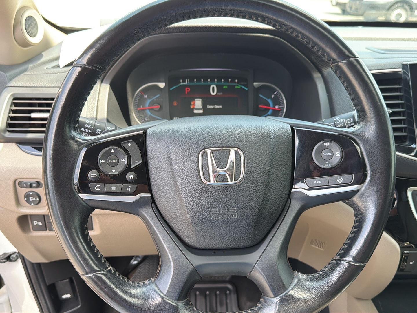 Used 2019 White Diamond Pearl Honda Touring w/Rear Captain