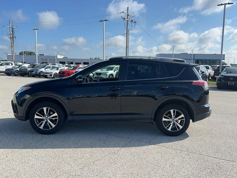 Used 2018 Toyota RAV4 XLE with VIN 2T3RFREV6JW732368 for sale in Granite City, IL