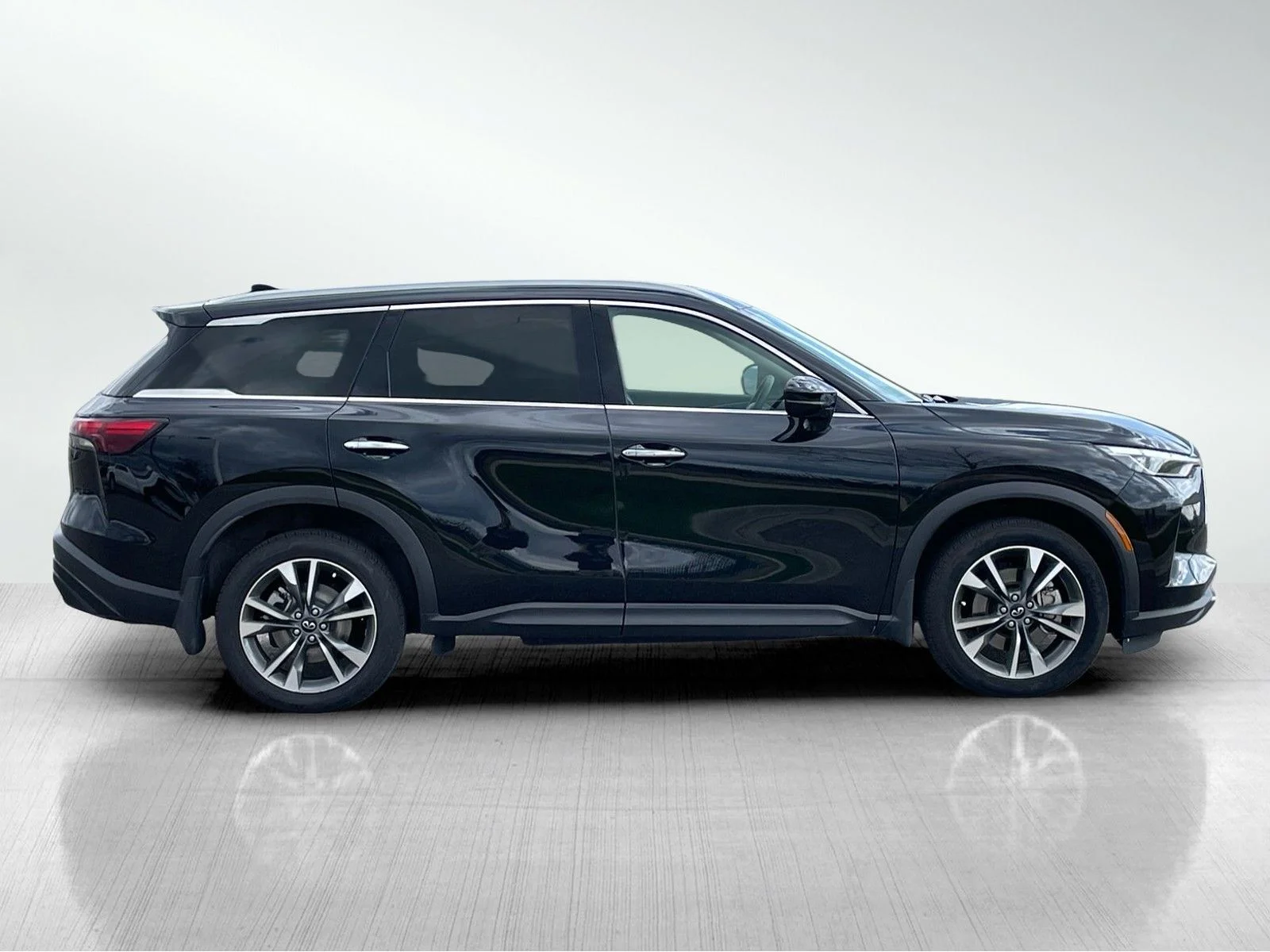 Used 2025 Mineral Black INFINITI LUXE image 2