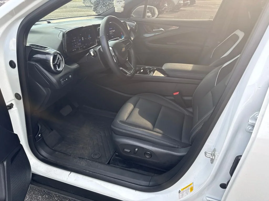 Used 2024 Summit White Chevrolet LT image 13