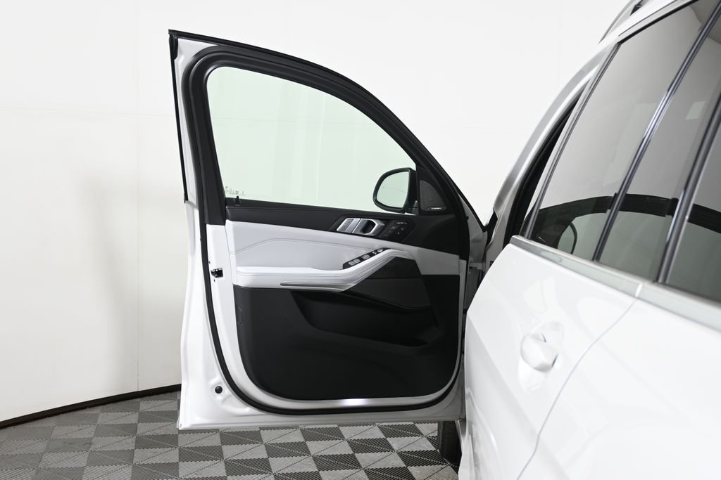 New 2027 White Metallic BMW xDrive40i image 28