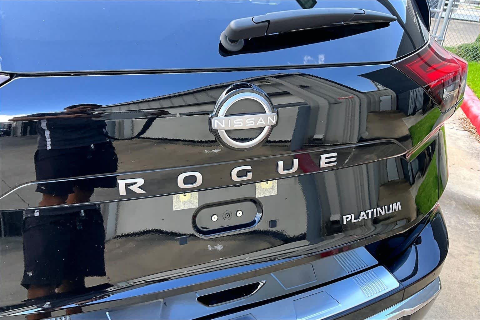 Used 2025 Super Black Nissan Platinum image 29