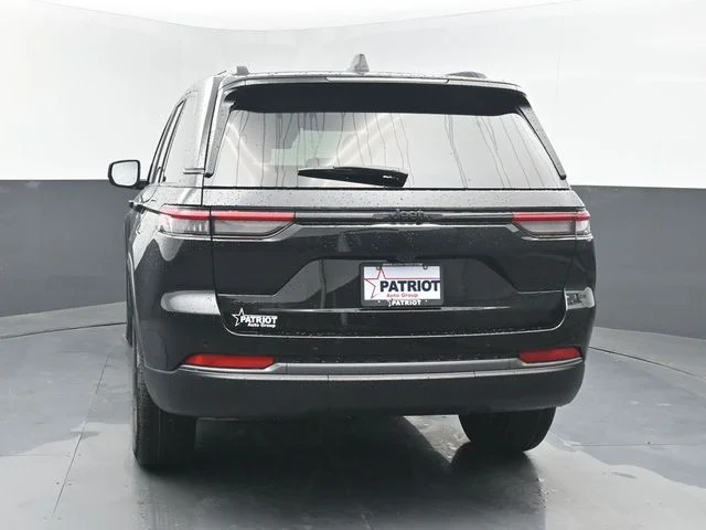 New 2026 Diamond Black Crystal Pearl-Coat Exterior Paint Jeep Altitude image 4