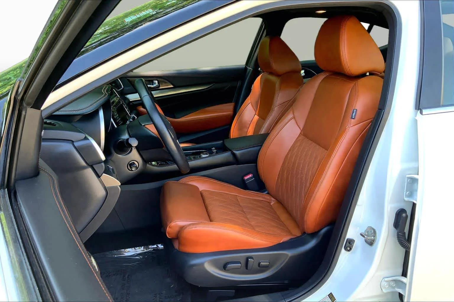 Used 2019 Pearl White Tricoat Nissan Platinum image 9