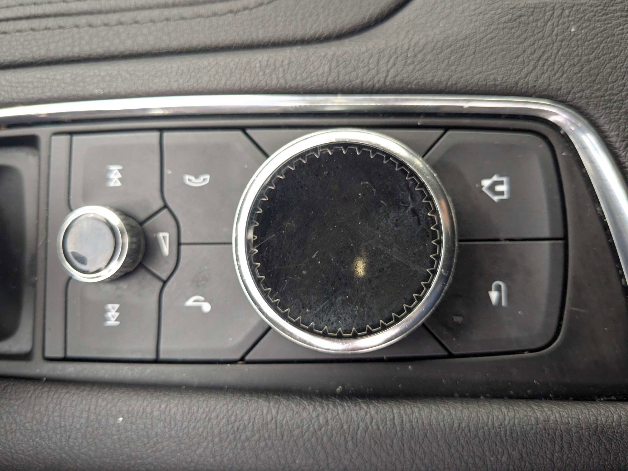 Used 2022 Mary Kay Pearl Tri-Coat Cadillac FWD Premium Luxury image 29