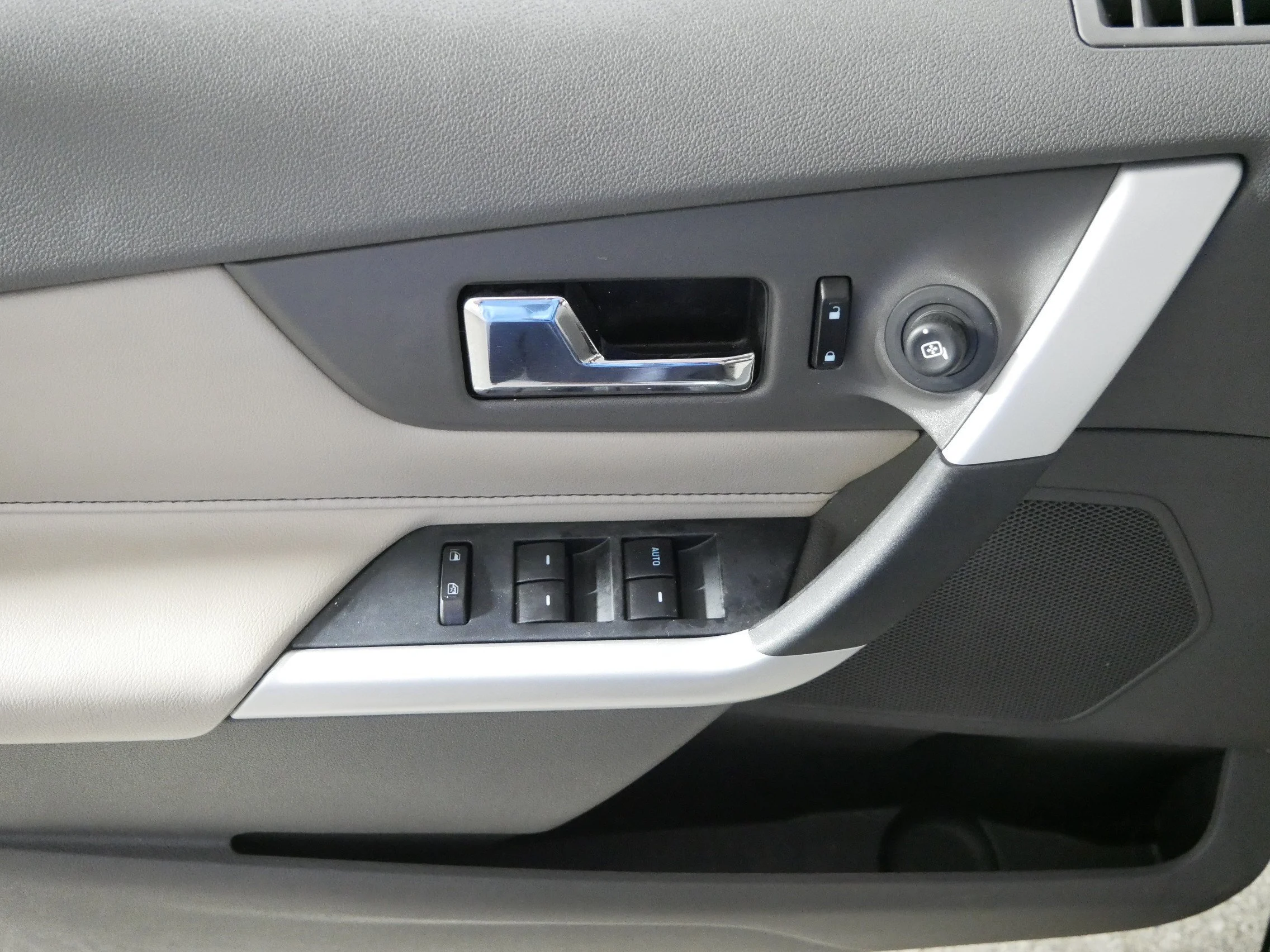 Used 2011 Kona Blue Metallic Ford SEL image 19