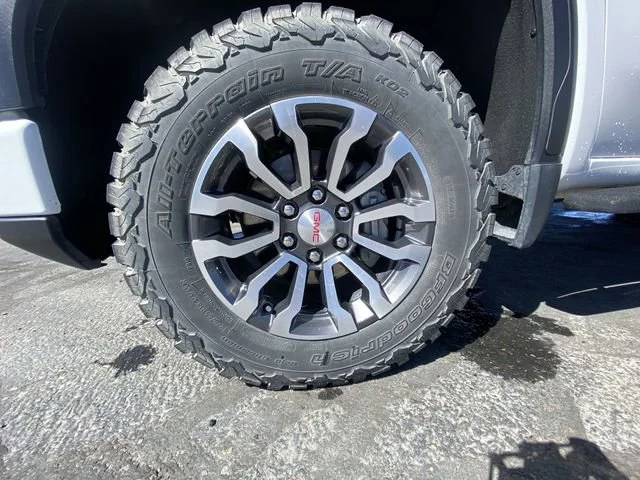 Used 2022 Summit White GMC AT4 image 10