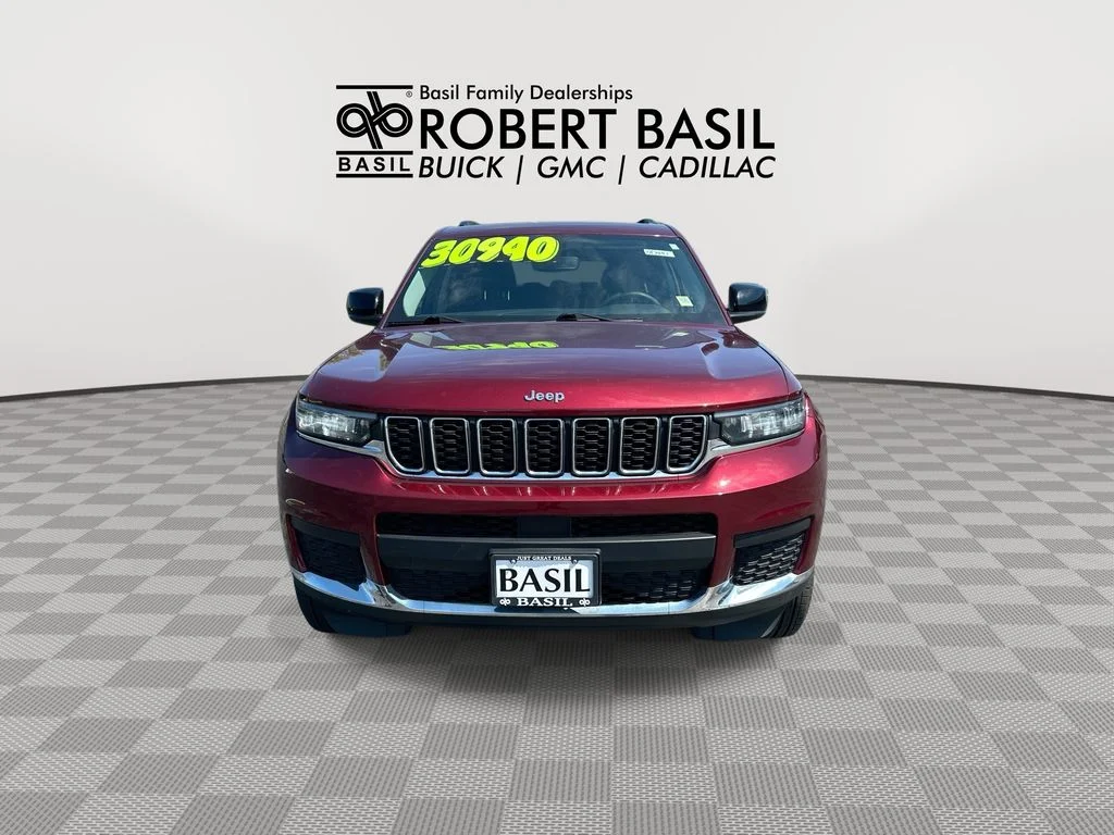 Used 2023 Red Jeep Laredo image 3