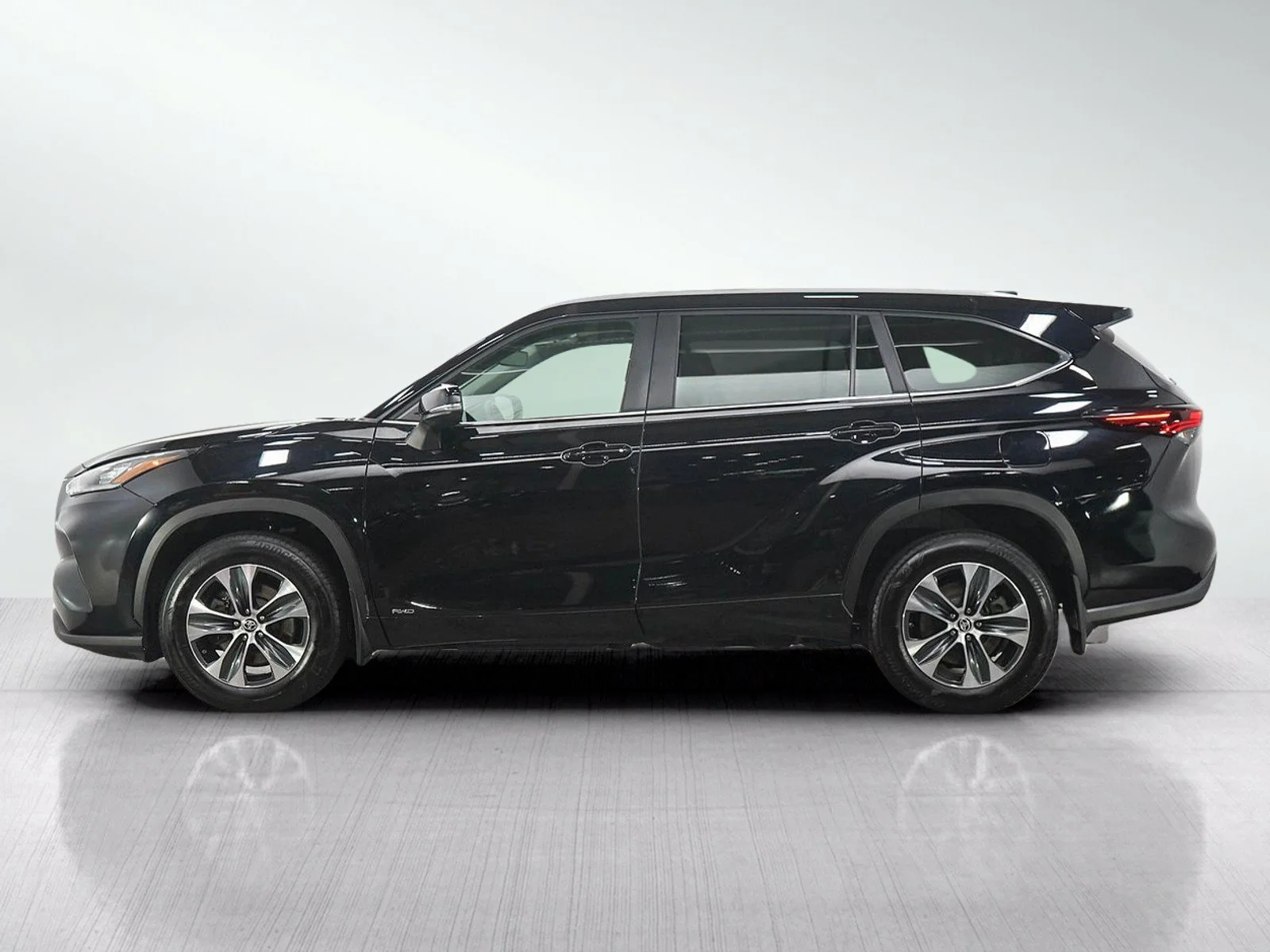 Used 2025 Black Toyota Hybrid XLE AWD (Natl) image 2