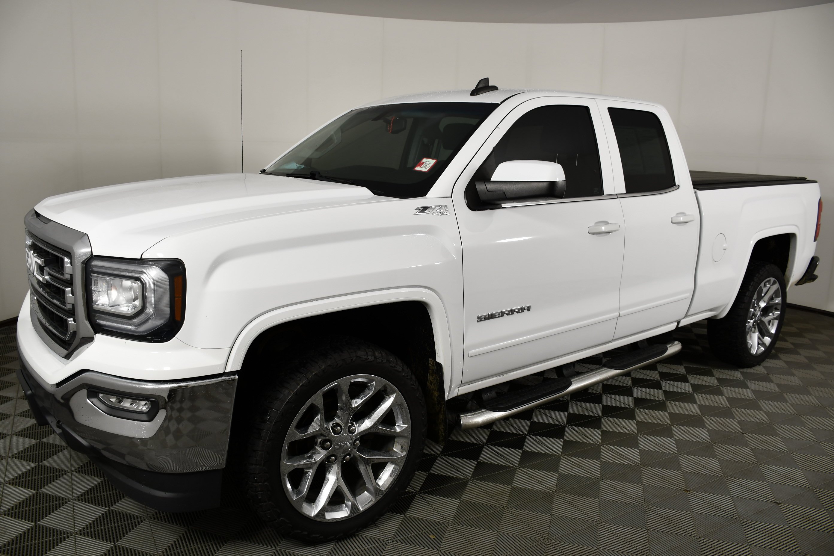 Used 2018 Summit White GMC SLE image 10