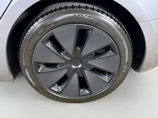 Used 2025  Tesla Long Range image 31
