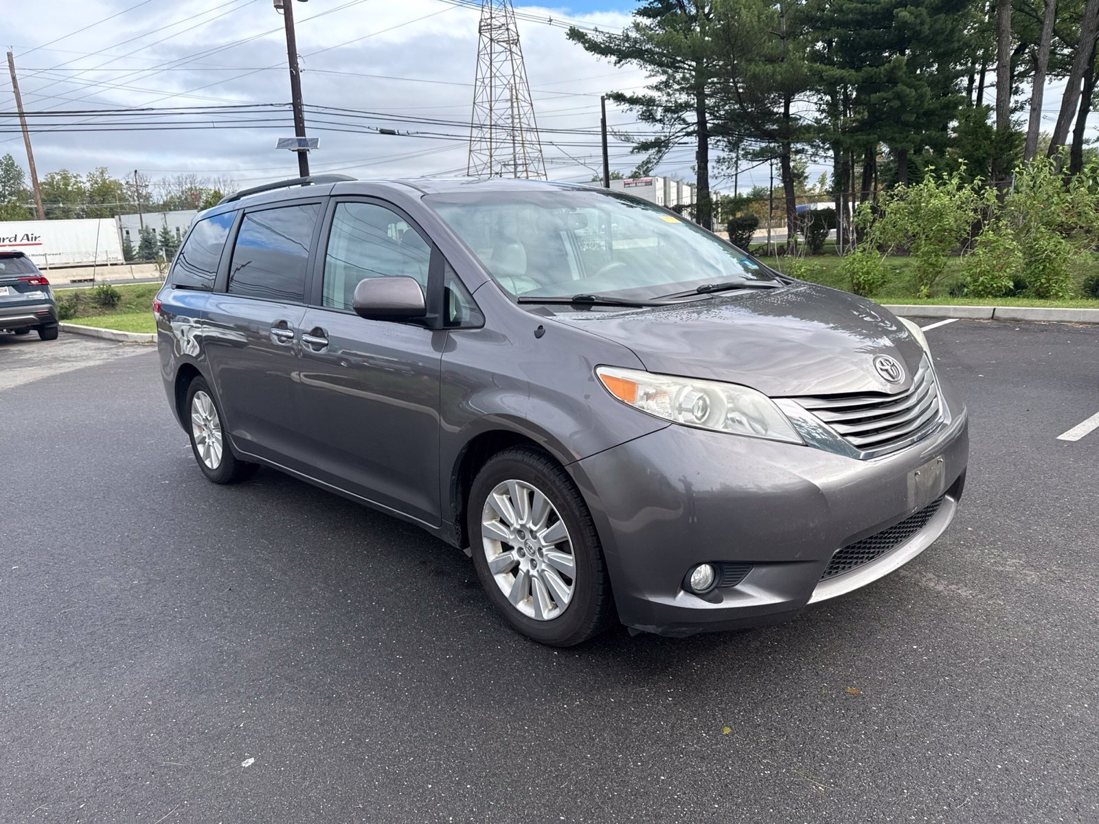 Used 2014 Gray Toyota XLE image 3