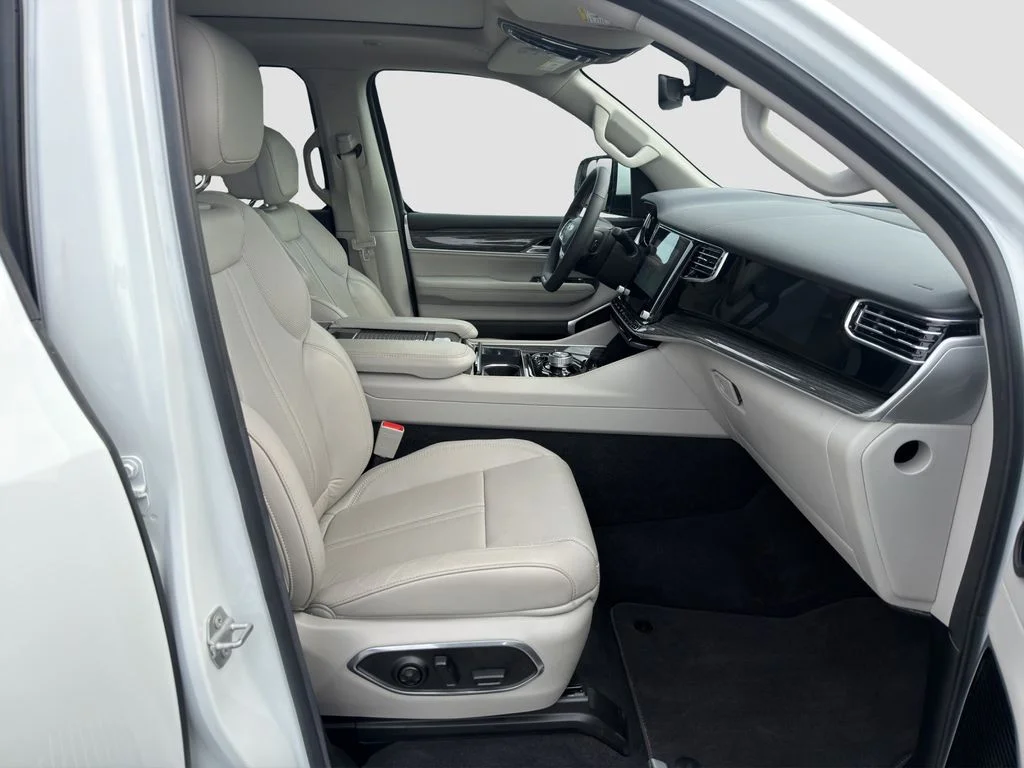 Used 2022 White Jeep Series III image 28