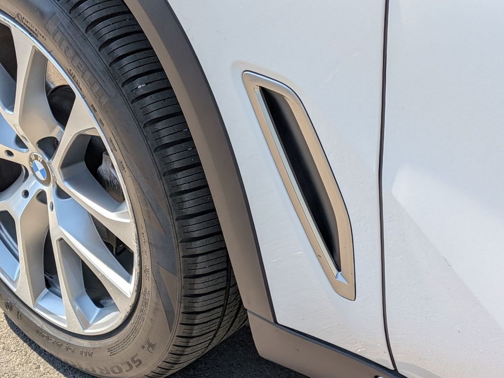 Used 2019 White BMW xDrive40i image 31