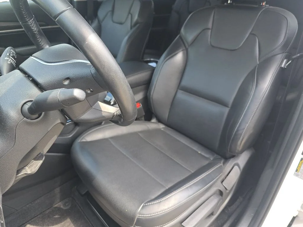 Used 2024 White Kia LX image 22
