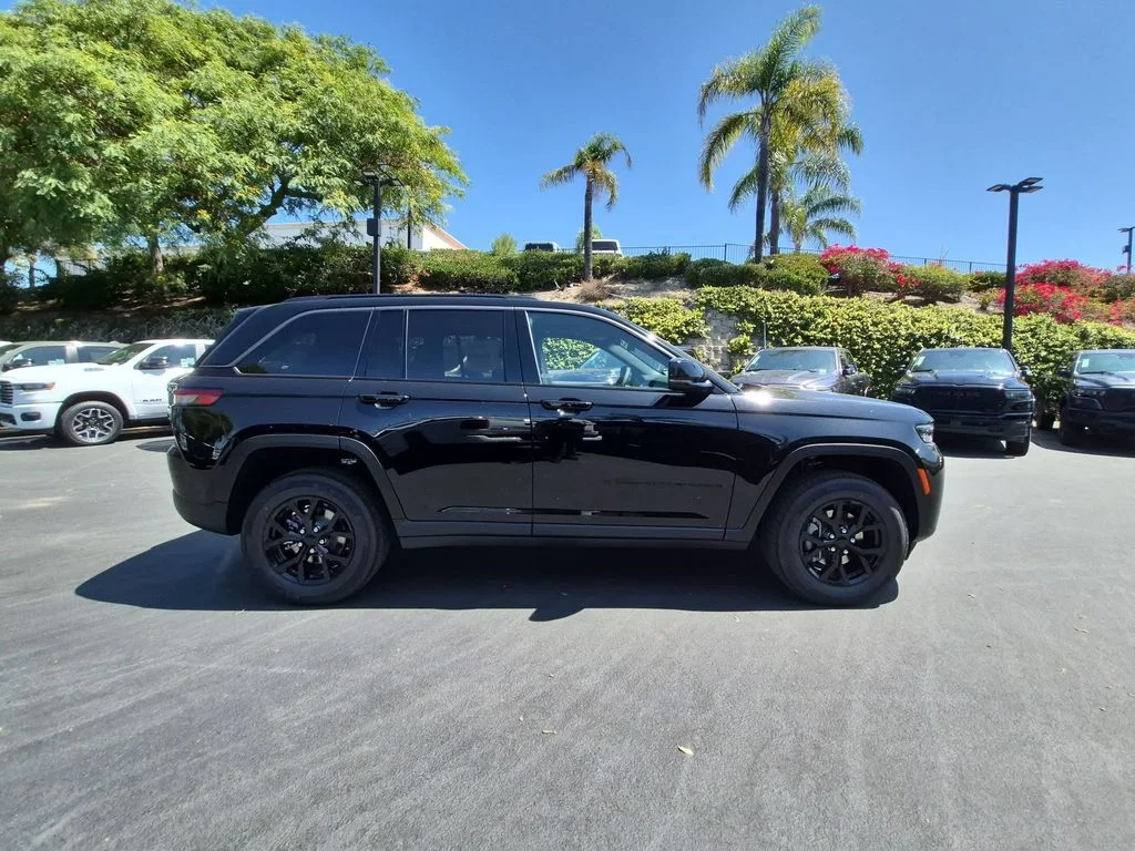 New 2026 Diamond Black Crystal Pearl-Coat Exterior Paint Jeep Altitude image 4