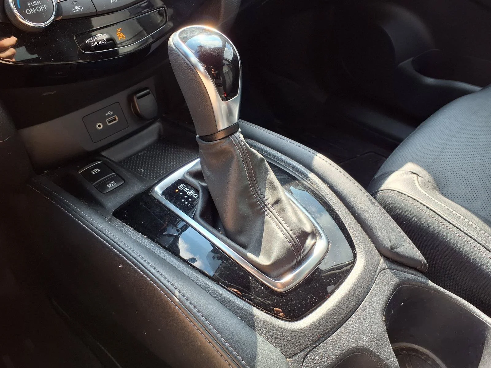 Used 2019 Gun Metallic Nissan SL image 13