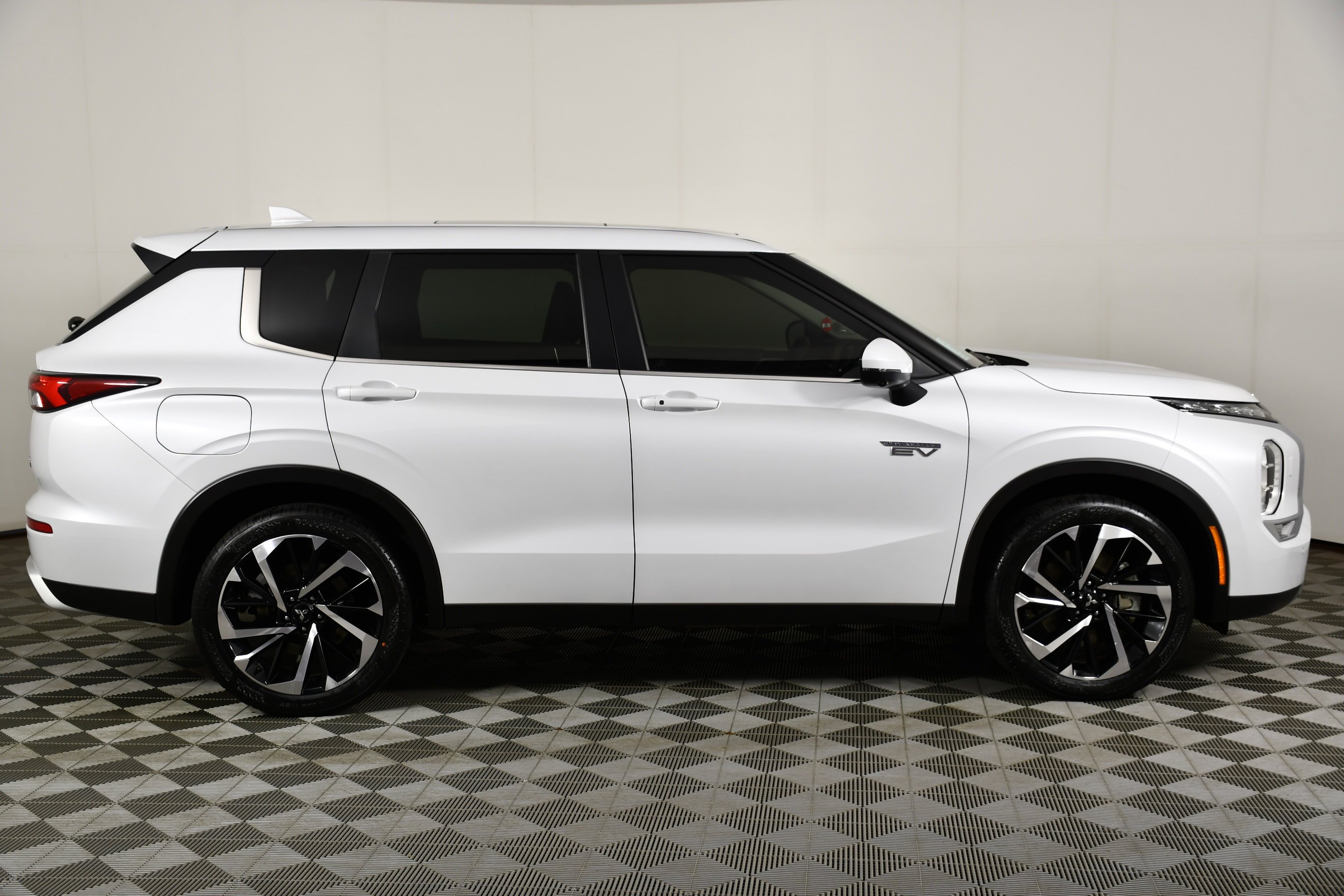 Certified Used 2024 White Diamond Mitsubishi SE image 3