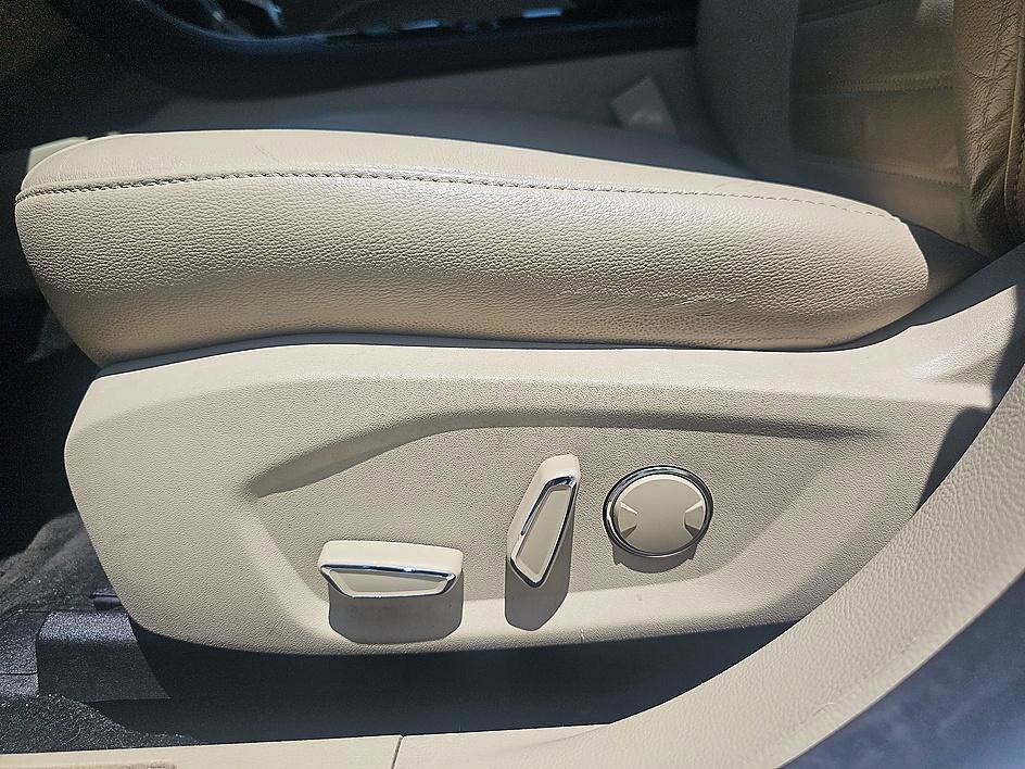 Used 2016 White Platinum Clearcoat Metallic Ford SE image 14