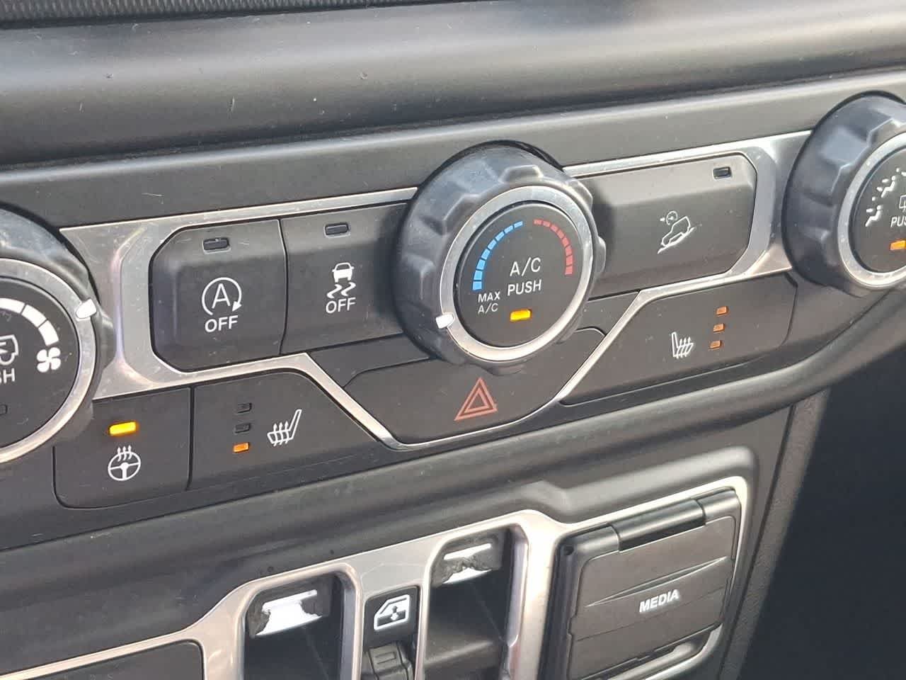 Used 2018 Bright White Clearcoat Jeep Sport S image 25