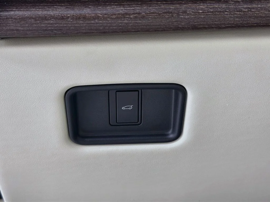 New 2026 Santorini Black Land Rover SE 7 Seats image 10