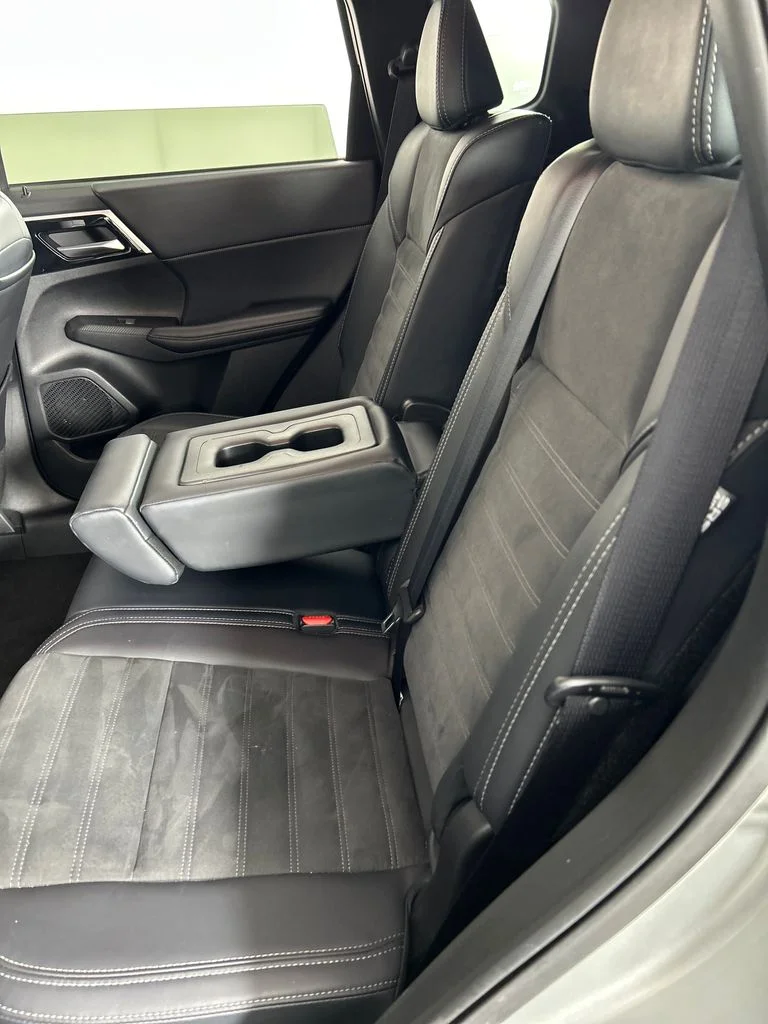 Used 2024 Silver Mitsubishi SE image 16