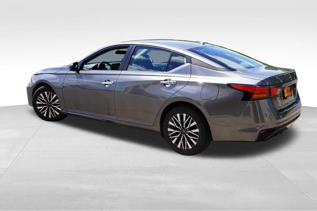Used 2025 Gun Metallic Nissan 2.5 SV image 8