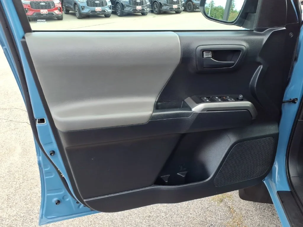 Used 2019 Blue Toyota SR5 image 12
