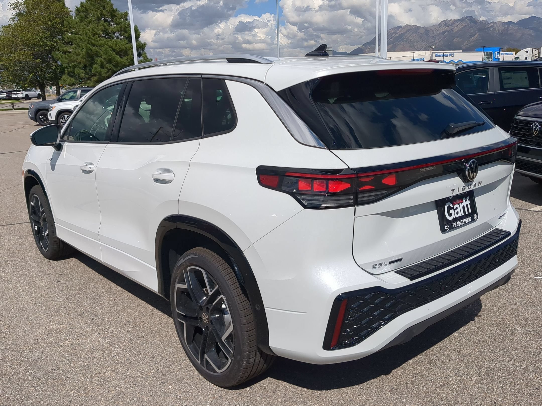New 2026 Opal White Pearl Volkswagen SEL R-Line Turbo image 5