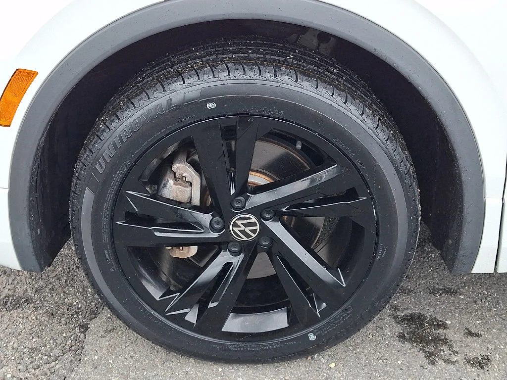 Used 2023  Volkswagen SE R-Line Black image 29