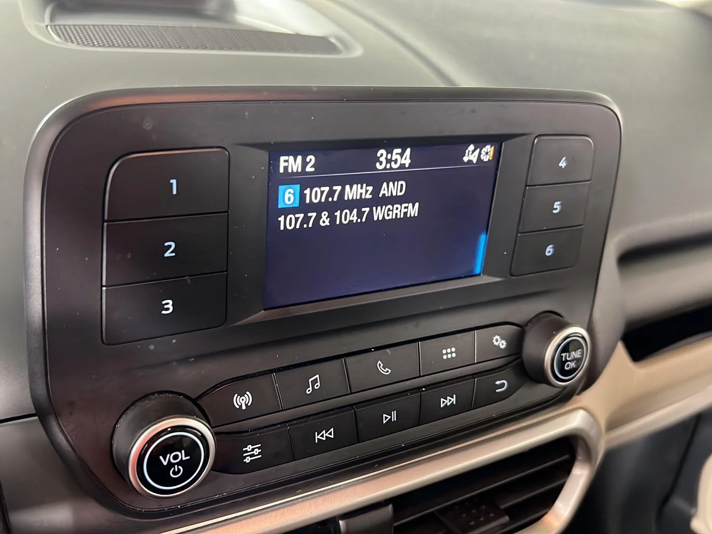 Used 2022 Luxe Yellow Ford S image 7