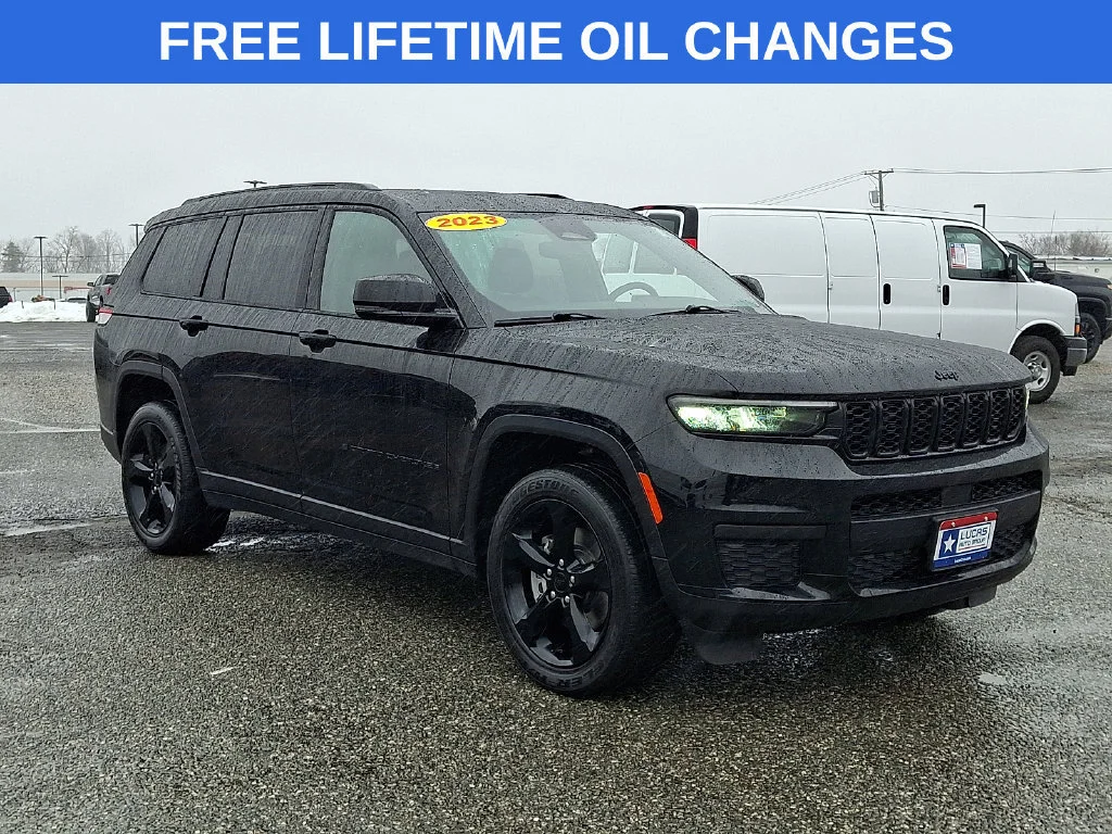 Used 2023 Diamond Black Crystal Pearlcoat Jeep Altitude image 1