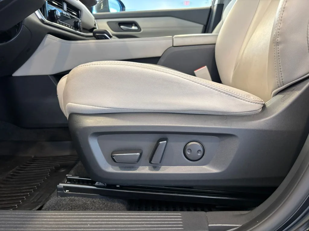 Used 2023 Black Nissan SL image 16