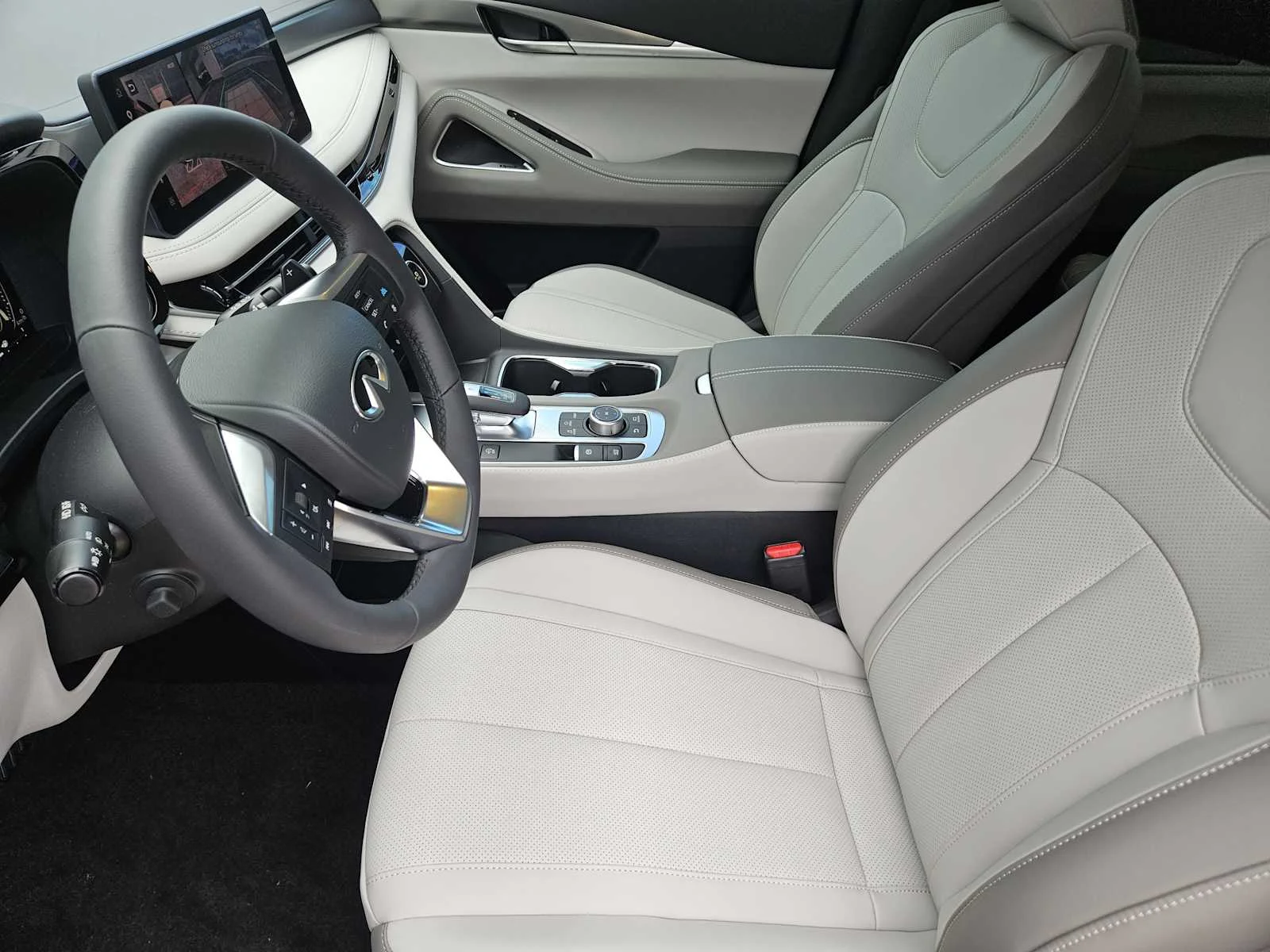 New 2027 RADIANT WHITE INFINITI Luxe FWD image 8
