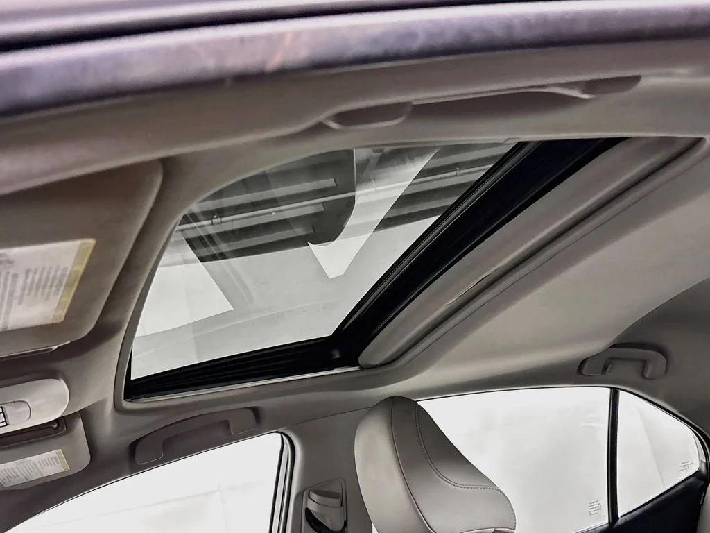 Used 2018 Silver Toyota SE image 18