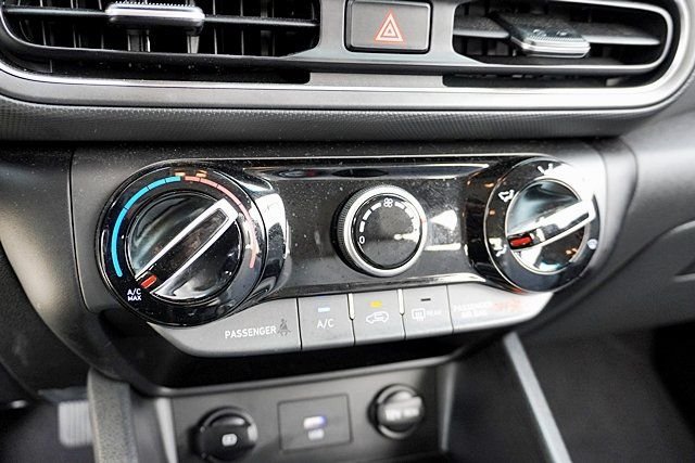 Used 2023 White Hyundai SEL image 26