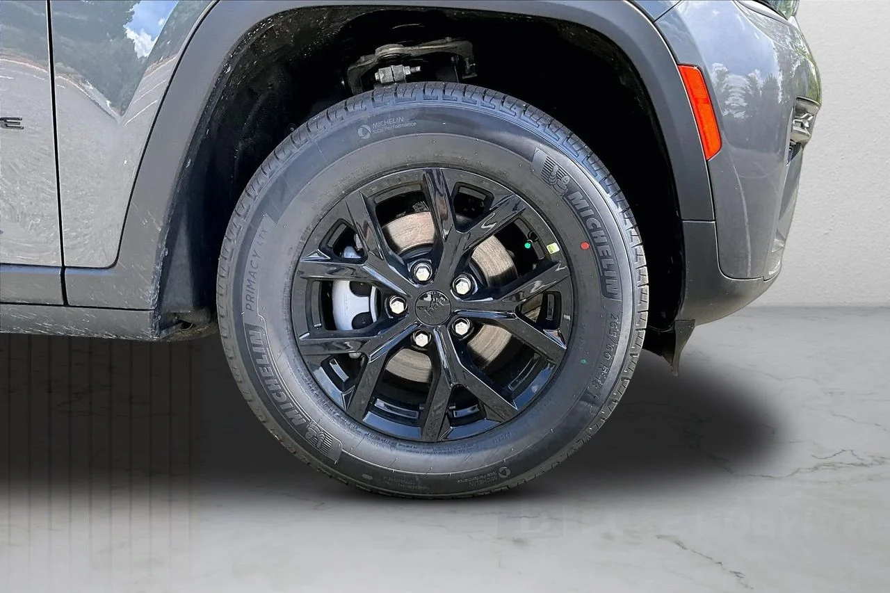New 2026 Baltic Gray Metallic Clear-Coat Exterior Paint Jeep Altitude image 32