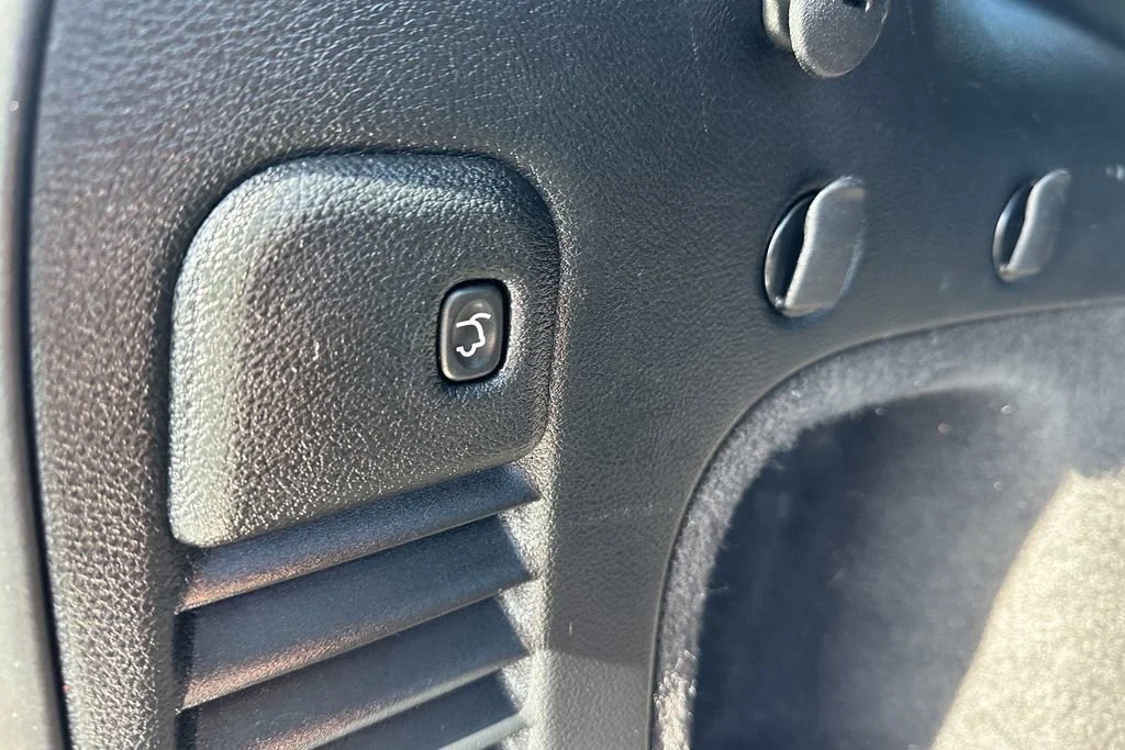 Used 2018 Silver Jeep High Altitude image 31